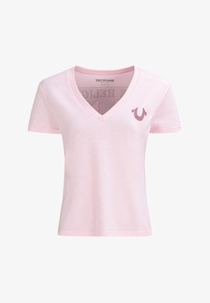 Jasnoróżowa damska koszulka z krótkim rękawem i dekoltem w serek, z małym ćwiekowanym logo podkowy na lewej piersi.
