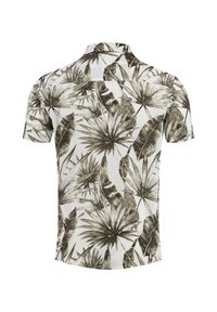 Camisa de manga corta en una tela ligera con un patrón de hojas tropicales verdes y marrones sobre un fondo blanco. Cuello clásico y corte relajado.
