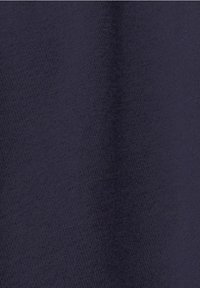 Marinblått texturerat tyg med ett subtilt vävt mönster, som har en mjuk, lätt elastisk yta och en matt finish.