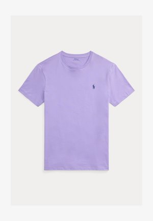 T-shirt lavande à manches courtes et col rond avec petit logo Polo Ralph Lauren bleu marine sur la poitrine gauche.
