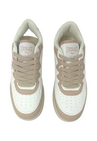 Sneakers bianchi e beige con tomaia in pelle liscia, punta perforata e lacci rotondi. Presentano un collare imbottito e un logo sulla linguetta.