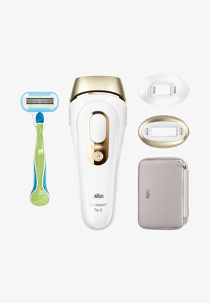 Appareil Braun Silk-expert Pro 5 en blanc avec des accents dorés, à côté d'un rasoir bleu et vert, de deux têtes de traitement interchangeables et d'un étui beige.