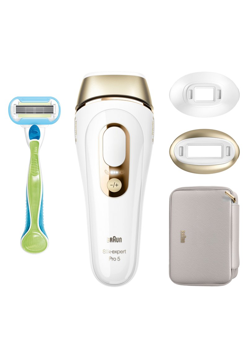 Appareil Braun Silk-expert Pro 5 en blanc avec des accents dorés, à côté d'un rasoir bleu et vert, de deux têtes de traitement interchangeables et d'un étui beige.