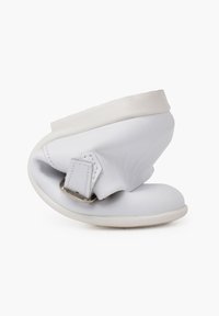 Bílé boty s flexibilním designem, mají kulatou špičku a měkký svrchní materiál. Obsahují textilní pásek pro zapínání.