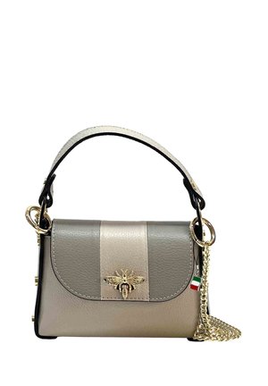 Kleine grijs-beige lederen handtas met gouden bijenornament, kort handvat en een aangehechte gouden ketting met Italiaanse vlagbedel.