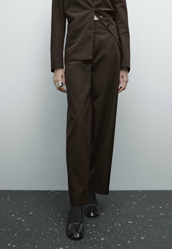 TEXTURED WITH A CLEAN DESIGN  - Trousers