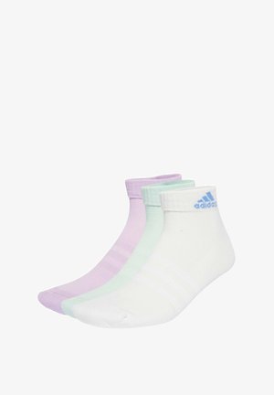 Kolme paria nilkkasukkia, jotka ovat laventelin, mintunvihreän ja valkoisen värisiä. Valmistettu pehmeästä kankaasta, jossa on teksturoitu pinta, ja valkoisissa sukissa on sininen Adidas-logo.
