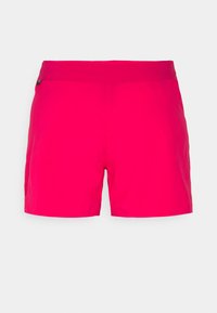 Fuchsia-shorts med en slät textur, med en bred midjeband och en liten logotyp accent på vänster sida.