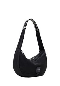 Borsa a spalla nera con una finitura opaca e texture. Caratterizzata da una larga tracolla con branding, scompartimenti con zip e una toppa con logo sul lato.