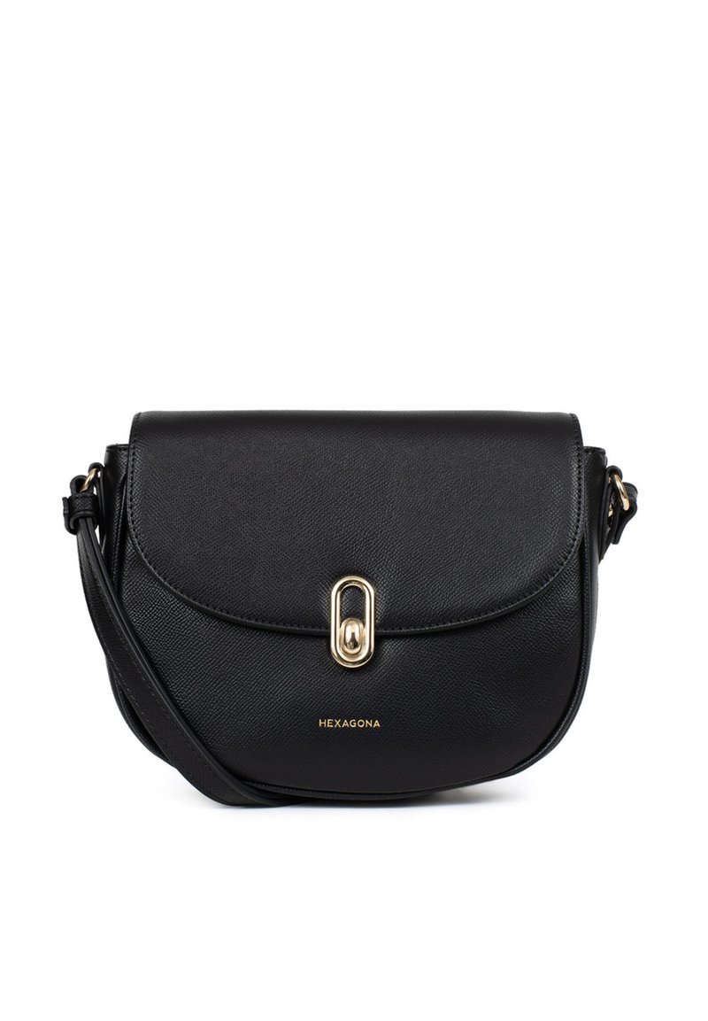 Borsa a tracolla in pelle nera con finitura tessurizzata, pattina curva, hardware dorato e chiusura magnetica. Dotata di tracolla regolabile.