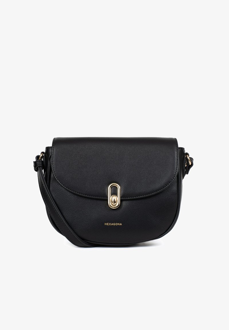 Borsa a tracolla in pelle nera con finitura tessurizzata, pattina curva, hardware dorato e chiusura magnetica. Dotata di tracolla regolabile.