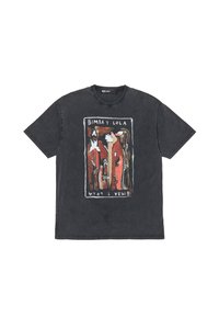 Camiseta de algodón negra con un estampado gráfico colorido que presenta diseños florales abstractos y el texto "BIMBA Y LOLA" dentro de un borde rectangular.