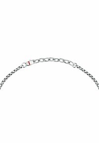 Bracciale in argento con maglie intrecciate, finitura liscia e chiusura con accento rosso. Misura approssimativamente la dimensione standard del polso.