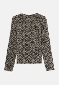 Ilgahandenis marškiniai iš minkštos, smėlio spalvos medžiagos, su juodu leopardiniu raštu. Apvalus kaklas ir prigludusi forma su tiesia apatine dalimi.