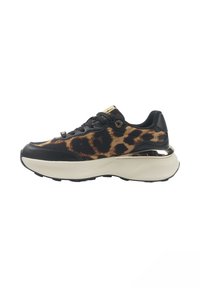 Zapatillas con estampado de leopardo y acentos de cuero negro, suela blanca gruesa y detalles metálicos en el talón. Presentan punta redonda y cordones.