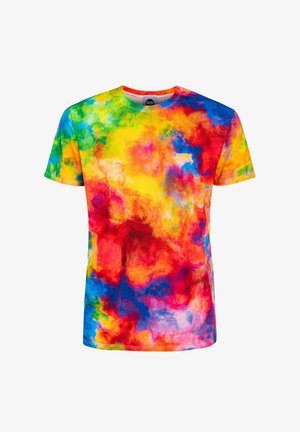 Barevné tričko s tie-dye vzorem, které kombinuje červené, žluté, zelené, modré a fialové odstíny v točitém designu; vyrobeno z měkké bavlny.