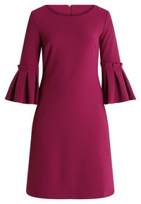 Fuchsia klänning med rund halsringning och trekvartslånga trumpetärmar som har veck. Tillverkad av ett slätt tyg, har den en dragkedja bak.