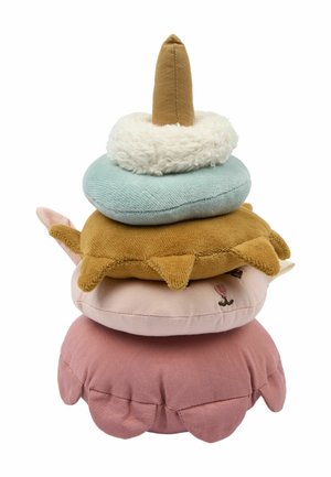 Stak af fire bløde stof baby legetøj: pink blæksprutte, beige kanin, brun skildpadde, blå ring med hvidt blødt og brun kegle på toppen.