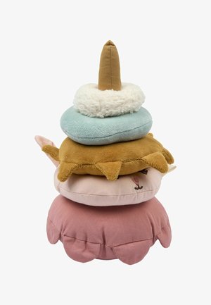 Stak af fire bløde stof baby legetøj: pink blæksprutte, beige kanin, brun skildpadde, blå ring med hvidt blødt og brun kegle på toppen.