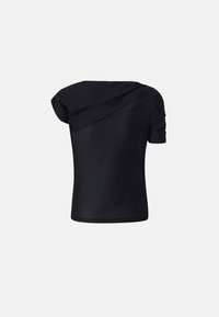 Top nero a maniche corte con design asimmetrico, tessuto drappeggiato e dettagli arricciati sulle maniche per un tocco di texture e interesse visivo.