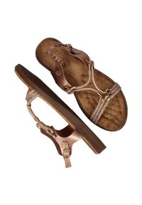 Sandales en or rose avec un semelle intérieure texturée. Présentent des sangles tressées avec des accents dorés et une boucle réglable. Semelle plate et design à bout ouvert.