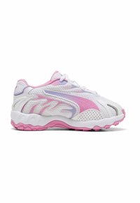Sneaker bianco e rosa con parte superiore in rete, suola curva, accenti testurizzati e tonalità pastello. Chiusura con lacci e dettagli perforati sui lati.