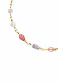 Złota bransoletka z koralikami o fasetowanych kształtach w kolorach różowym, liliowym, przezroczystym i brzoskwiniowym. Każdy koralik ma wyraźny geometryczny kształt.