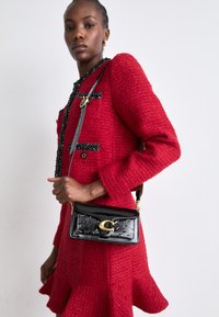 TABBY SHOULDER BAG 20 IN SIGNATURE LEATHER - Sac à main - black