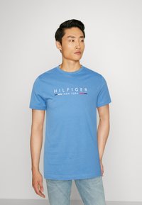 Tommy Hilfiger - NEW YORK TEE - Nyomott mintás póló - sky cloud Miniatűr kép 1