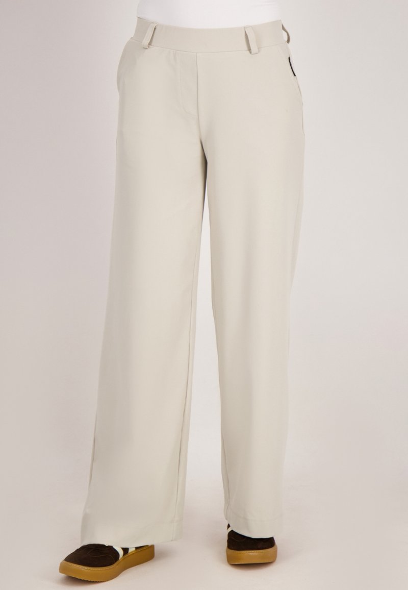 Crème-kleurige wijde broekspijpen van een soepele stof, met zijzakken en een platte tailleband. Opvallend door de losse pasvorm.