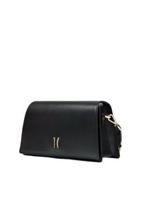 Borsa a tracolla in pelle nera con una texture liscia, hardware dorato e chiusura a patta. Presenta un logo impresso in modo discreto sul davanti.