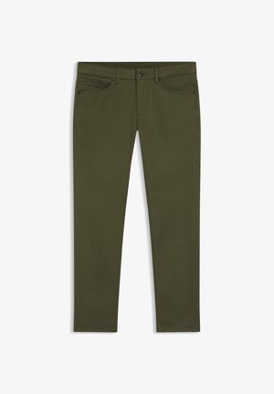 Pantalon slim vert olive avec poches avant, passants pour ceinture, fermeture par bouton, et surpiqûres visibles sur fond blanc.