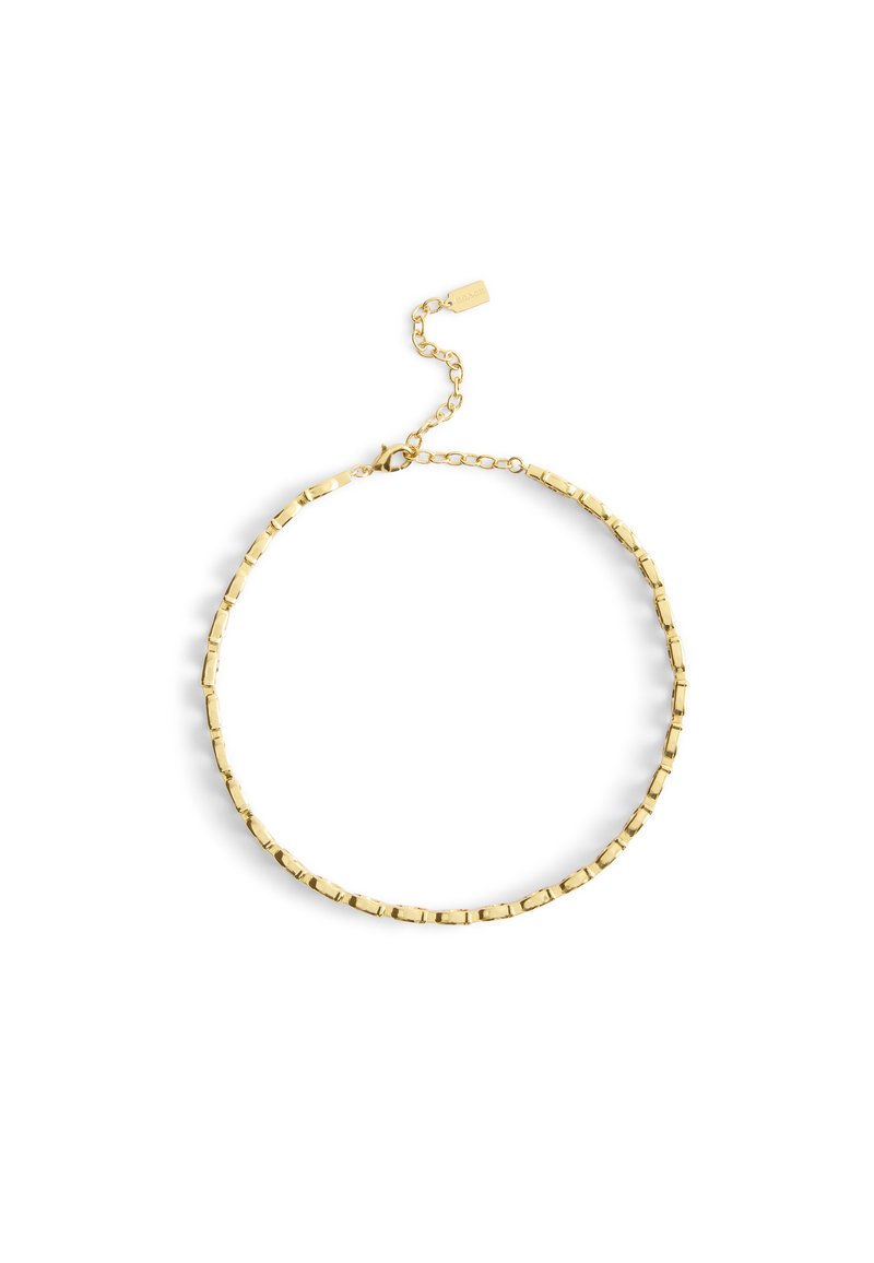 Guldkæde med flade, rektangulære led, en justerbar lås og en kort forlængerkæde med et lille mærke.