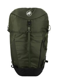 Grön nylonryggsäck med rundad topp, justerbara axelremmar, sidofickor och svart botten. Har en logotyp av en mammut på framsidan.