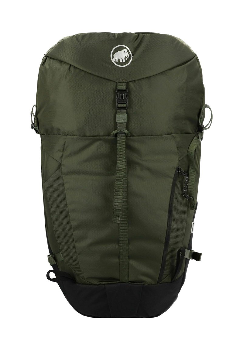 Grön nylonryggsäck med rundad topp, justerbara axelremmar, sidofickor och svart botten. Har en logotyp av en mammut på framsidan.