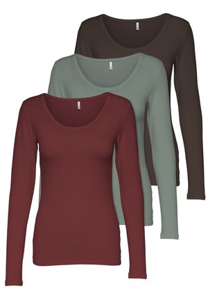 Set aus drei Langarmshirts in Bordeauxrot, gedämpftem Grün und Dunkelbraun. Jedes Shirt hat einen Rundhalsausschnitt und eine figurbetonte Passform. Weiche Stofftextur.