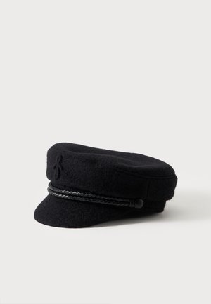 Casquette noire en laine style pêcheur avec bande en cuir tressé et petits détails de boutons sur un fond clair uni.