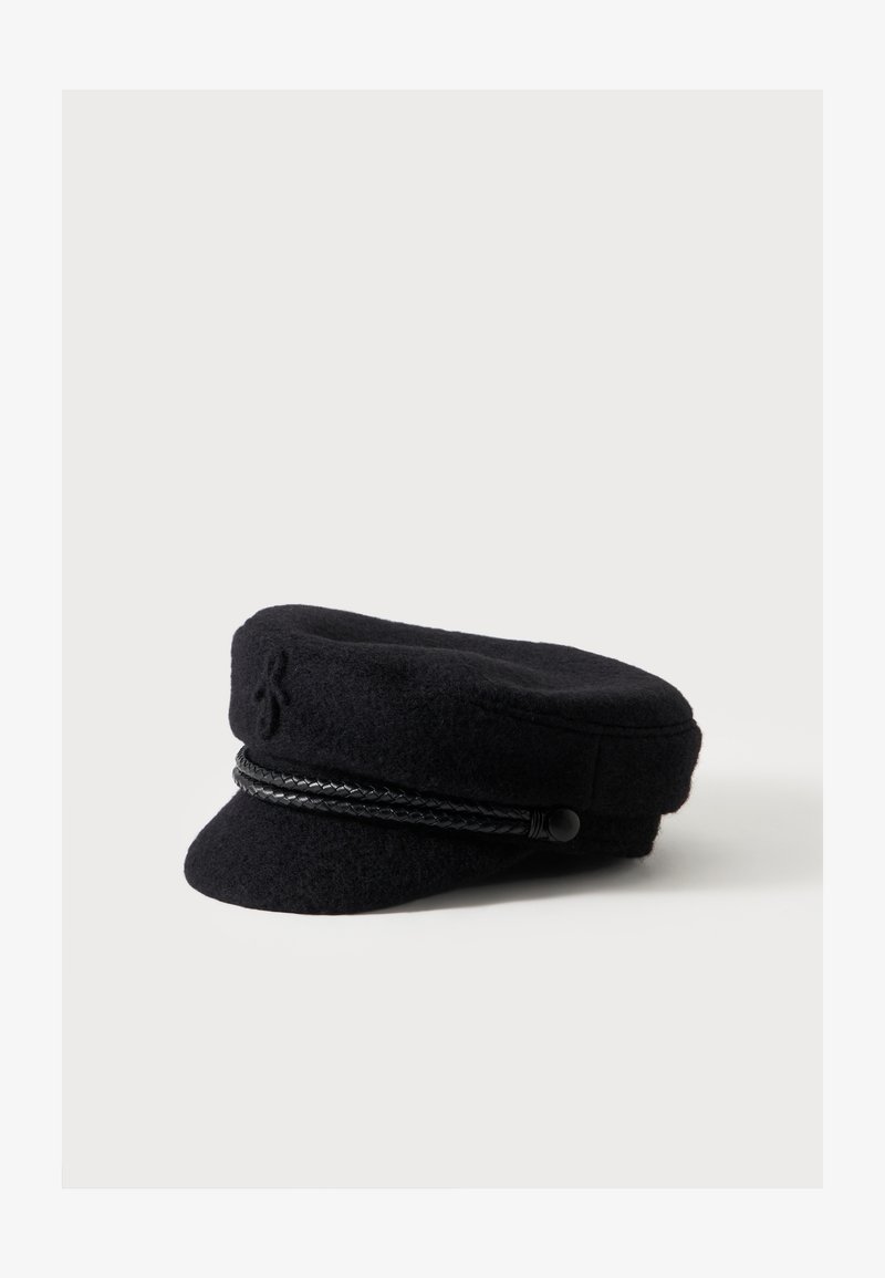 Casquette noire en laine style pêcheur avec bande en cuir tressé et petits détails de boutons sur un fond clair uni.