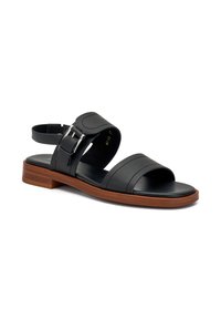 Sandal in pelle nera con due larghe cinghie, un accento a fibbia e un tacco basso in cuoio marrone. Superficie liscia e design minimalista.
