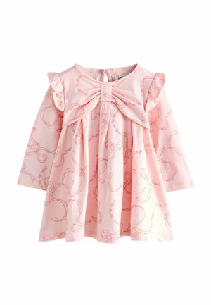 Rosa Langarmkleid mit geschlitzten Akzenten, das ein Schleifendetail an der Brust und ein Muster von Umrissen aufweist, die an Bänder erinnern. Weicher Stoff.