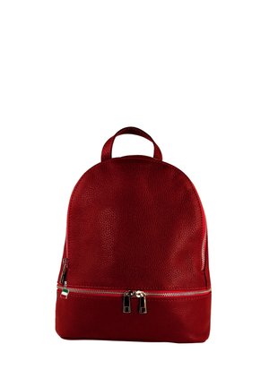 Sac à dos en cuir rouge texturé avec deux compartiments zippés et une poignée supérieure, présenté sur un fond blanc.