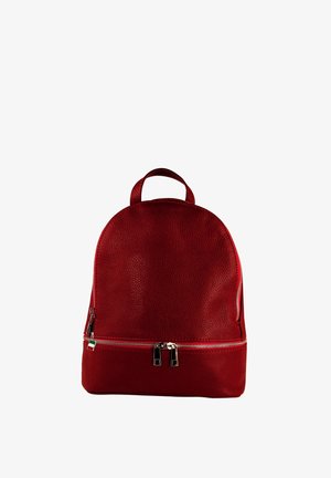Rode leren rugzak met textuur, voorzien van twee ritsvakken en een bovenhandvat, afgebeeld tegen een witte achtergrond.