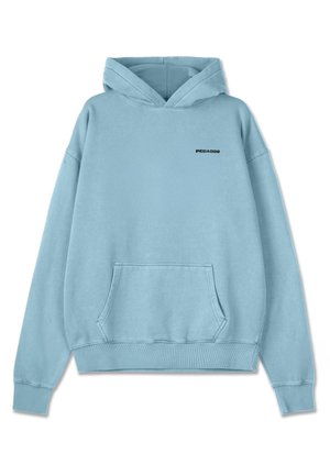 Hanorac bleu deschis dintr-un material moale, cu buzunar frontal, manșete rib și tiv frontal rotunjit. Numele brandului "PEGADOR" este imprimat cu negru.