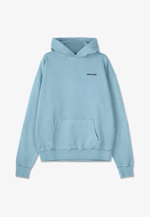 Sweatshirt azul claro em tecido macio, com bolso frontal, punhos canelados e bainha frontal arredondada. O nome da marca "PEGADOR" está impresso a preto.