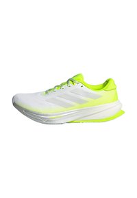 Laufschuh in Weiß mit neongelben Akzenten. Verfügt über ein strukturiertes Mesh-Obermaterial, flache Schnürsenkel und eine leichte Sohle.