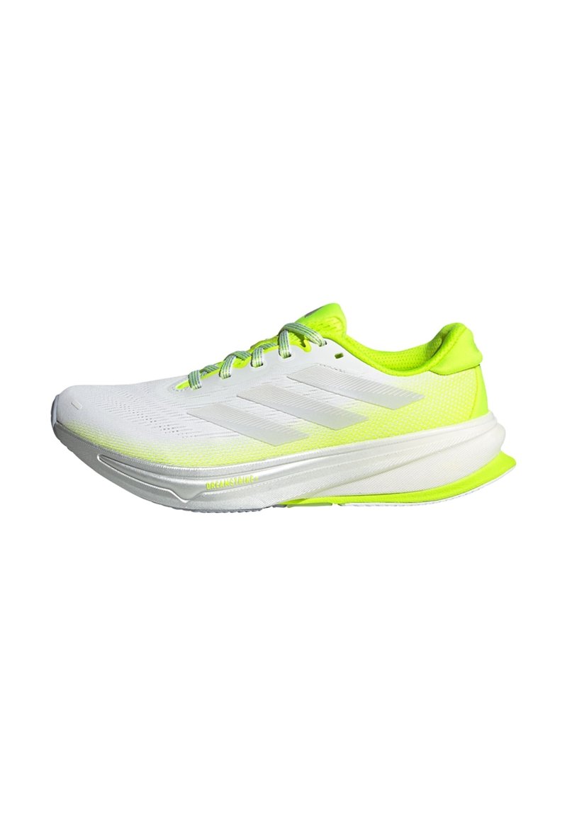 Laufschuh in Weiß mit neongelben Akzenten. Verfügt über ein strukturiertes Mesh-Obermaterial, flache Schnürsenkel und eine leichte Sohle.