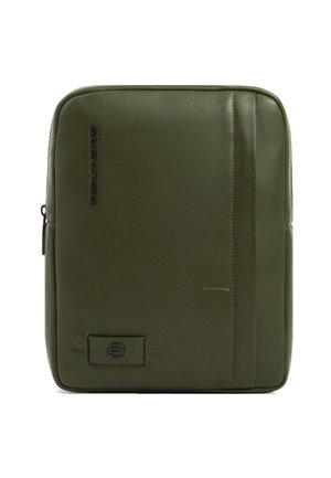 Kompakte Umhängetasche aus olivgrünem Leder mit vorderer Reißverschlusstasche und geprägten Markenlogos auf der glatt strukturierten Oberfläche.