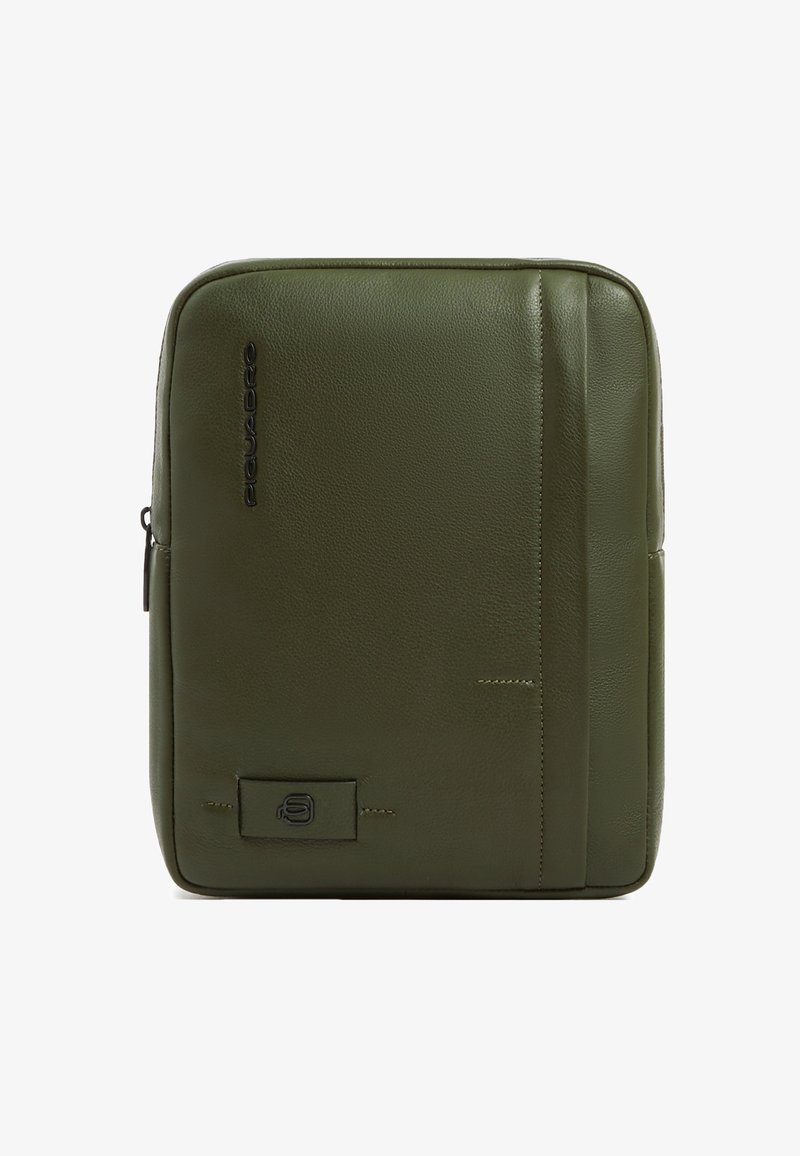 Petit sac bandoulière en cuir vert olive avec poche avant zippée et logos de la marque embossés sur une surface lisse texturée.