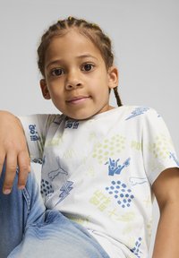 Puma ESS TEE YOUTH - Triko s potiskem - silver mist