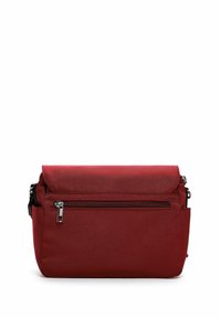 Rote Umhängetasche mit einer vorderen Reißverschlusstasche, Klappenverschluss und verstellbaren Seitenträgern, vor weißem Hintergrund.